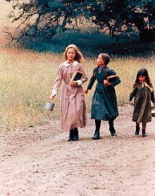 Ba chị em nhà Ingalls tay mang sách, tay xách cơm đến trường. Từ trái sang: Mary (Melissa Sue Anderson), Laura (Melissa Gilbert) và Carrie (Linsay Greenbush).